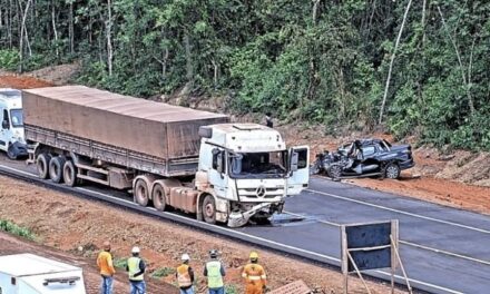 Batida frontal deixa dois mortos e interdita totalmente a BR-163