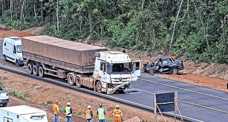 Batida frontal deixa dois mortos e interdita totalmente a BR-163