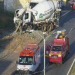 Betoneira derruba poste e deixa motorista ilhado em cabine;