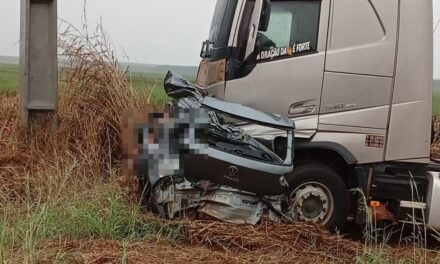 NOVA MUTUM – Três morrem após carro aquaplanar e colidir contra carreta em rodovia de MT