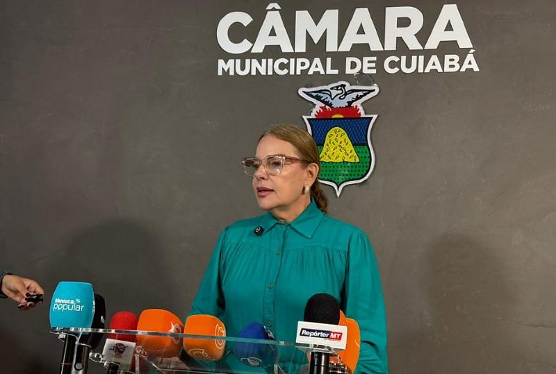 Comissão aprova parecer que libera reeleição de Paula Calil à Presidência da Câmara de Cuiabá