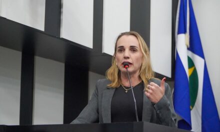 Katiuscia Manteli, chamou o prefeito Abilio Brunini de “criança mimada”